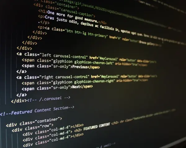 Fragment kodu HTML wyświetlający strukturę strony internetowej na ciemnym tle.