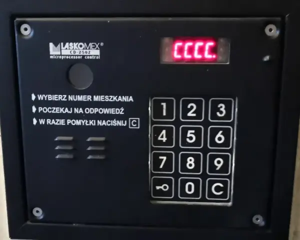 Jak otworzyć domofon Fermax kodem? Praktyczny przewodnik krok po kroku