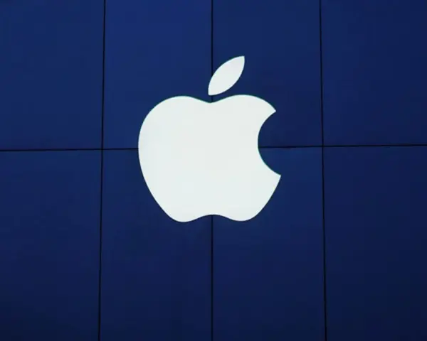 Białe logo Apple na granatowym tle. Symbolizuje wolność wyboru i innowacje w świecie technologii.