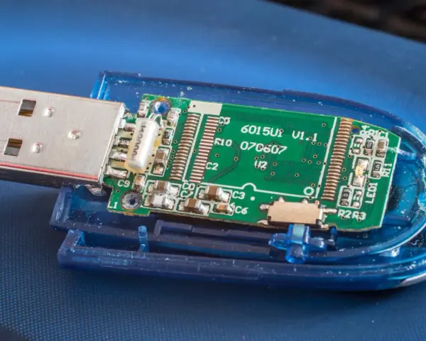 Rozłożony pendrive z widoczną zieloną płytką drukowaną i złączem USB. Widać elementy elektroniczne, oznaczenia jak "6015U1 V1.1" i "exfat" (choć nie widać go na obrazku, można założyć, że jest to format pliku).