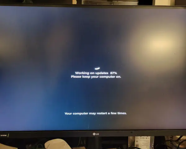 Komputer instaluje aktualizacje Windows 10 ESU. Postęp 87%. Proszę nie wyłączać komputera.