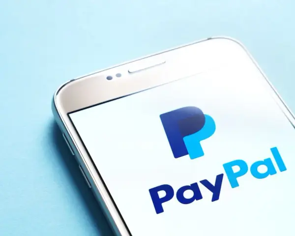 Smartfon z logo PayPal. Szybka i wygodna płatność PayPal na wyciągnięcie ręki.
