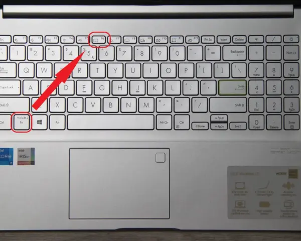 Klawiatura laptopa z zaznaczonymi klawiszami Fn+Esc i F6.