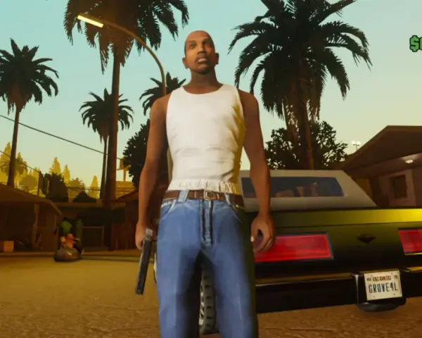 Postać z GTA San Andreas w białej koszulce i niebieskich jeansach, z pistoletem w ręku, na tle dzielnicy mieszkalnej.