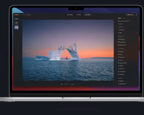 Edycja zdjęcia lodowca z żaglówką w programie Luminar Neo. Widok ekranu laptopa z interfejsem programu.