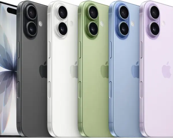 Pięć smartfonów w różnych kolorach: czarnym, białym, zielonym, niebieskim i fioletowym. Zbliżenie na tył telefonów, gdzie widoczne są aparaty i logo Apple. Wymiary iPhone 17 mogą być podobne do tych modeli.
