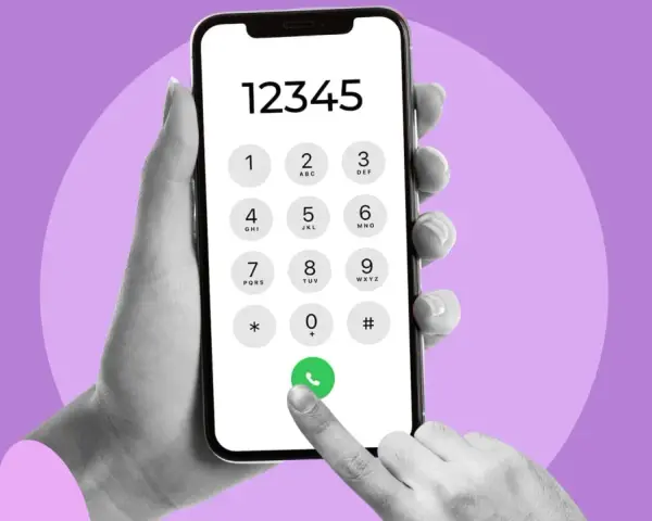Dłoń trzyma smartfon z klawiaturą numeryczną. Palec naciska zieloną słuchawkę. Dowiedz się, jak sprawdzić swój numer.