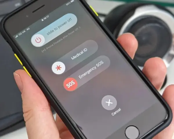 Ekran iPhone'a pokazuje opcje wyłączenia: "slide to power off", "Medical ID" i "Emergency SOS". Dowiedz się, jak wylaczyc iPhone.