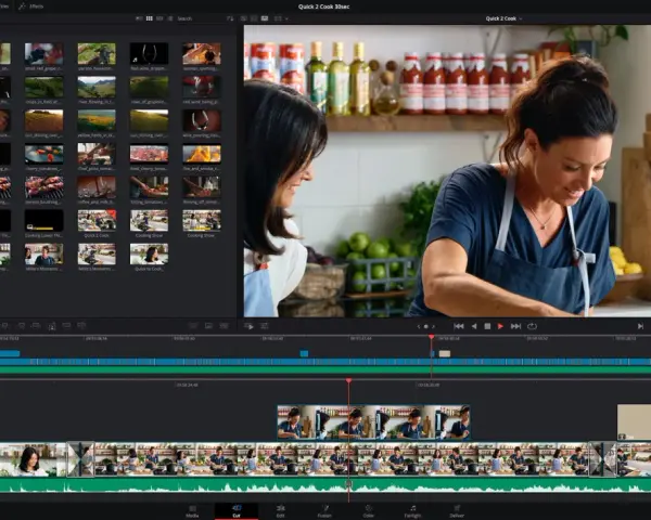 Program do montowania filmów, gdzie widać interfejs DaVinci Resolve. Dwie kobiety gotują w kuchni, a na dole widać oś czasu z klipami.