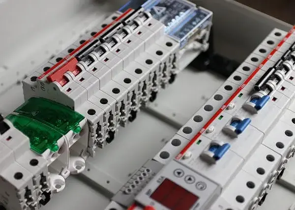 Prąd wrócił? Jak włączyć bezpieczniki i kiedy wezwać elektryka.