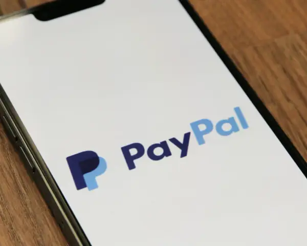 Ekran smartfona z logo PayPal. To popularny sposób na płatności online, który ułatwia zakupy i przelewy.