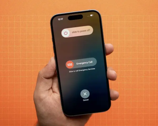 Dłoń trzyma iPhone'a z ekranem wyłączania, opcją połączenia alarmowego SOS i przyciskiem Anuluj.
