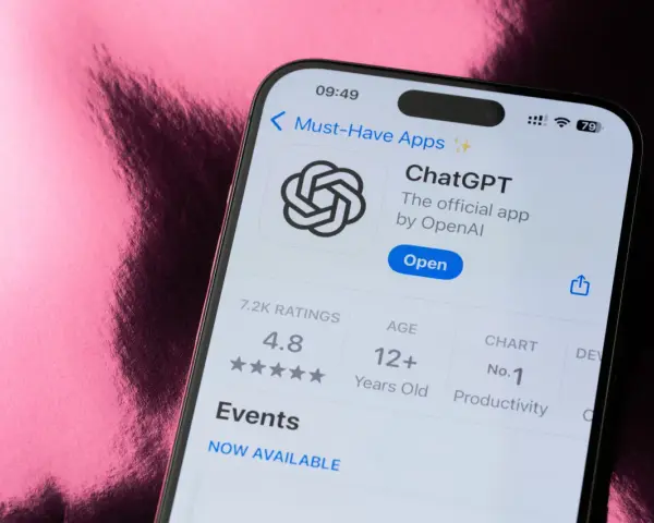 Ekran telefonu z aplikacją ChatGPT, która jest oficjalną aplikacją OpenAI.