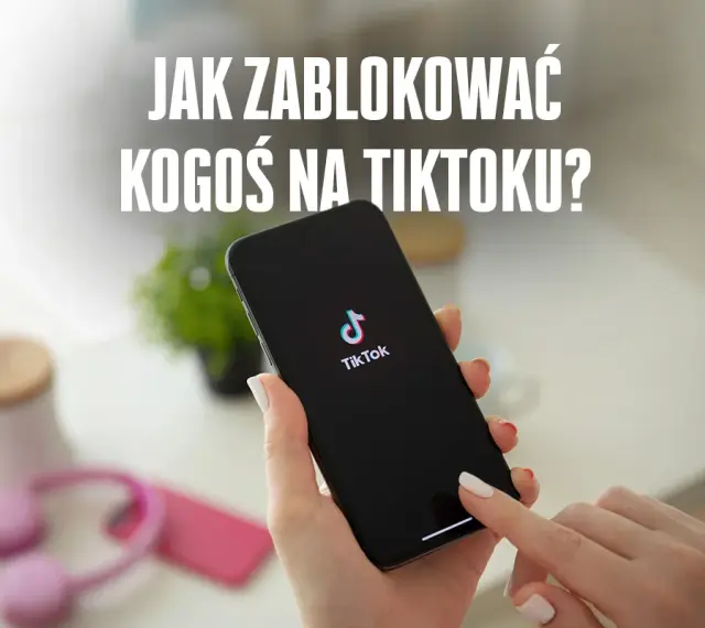 Dłoń trzyma telefon z logo TikToka, a na ekranie widnieje pytanie: "Jak zablokować kogoś na TikToku?".