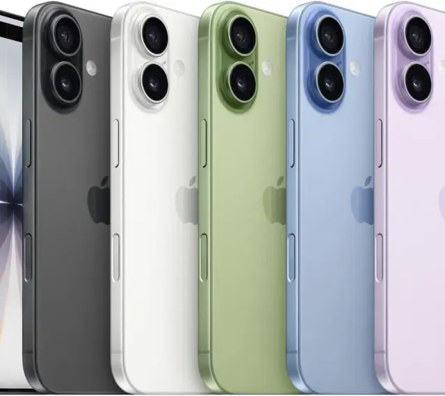 Pięć smartfonów w różnych kolorach: czarnym, białym, zielonym, niebieskim i fioletowym. Zbliżenie na tył telefonów, gdzie widoczne są aparaty i logo Apple. Wymiary iPhone 17 mogą być podobne do tych modeli.