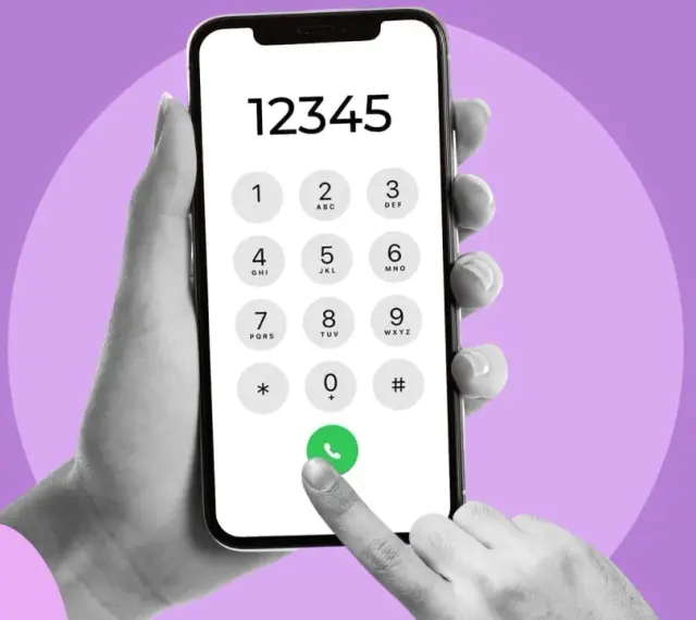 Dłoń trzyma smartfon z klawiaturą numeryczną. Palec naciska zieloną słuchawkę. Dowiedz się, jak sprawdzić swój numer.