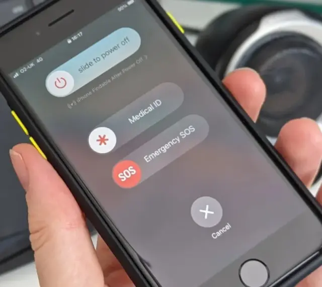 Ekran iPhone'a pokazuje opcje wyłączenia: "slide to power off", "Medical ID" i "Emergency SOS". Dowiedz się, jak wylaczyc iPhone.