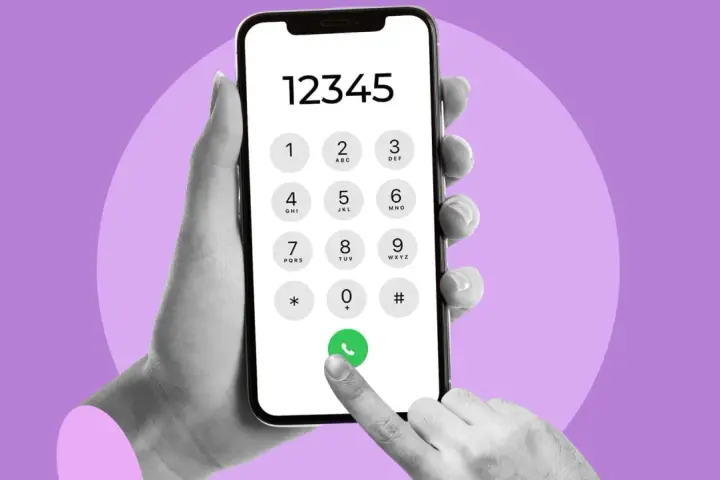 Dłoń trzyma smartfon z klawiaturą numeryczną. Palec naciska zieloną słuchawkę. Dowiedz się, jak sprawdzić swój numer.