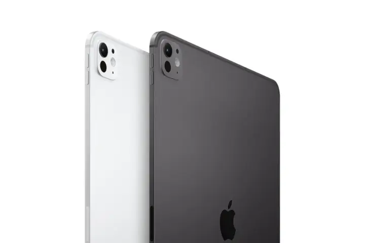 Dwa najnowsze iPady Pro, biały i grafitowy, prezentują swoje aparaty i logo Apple.