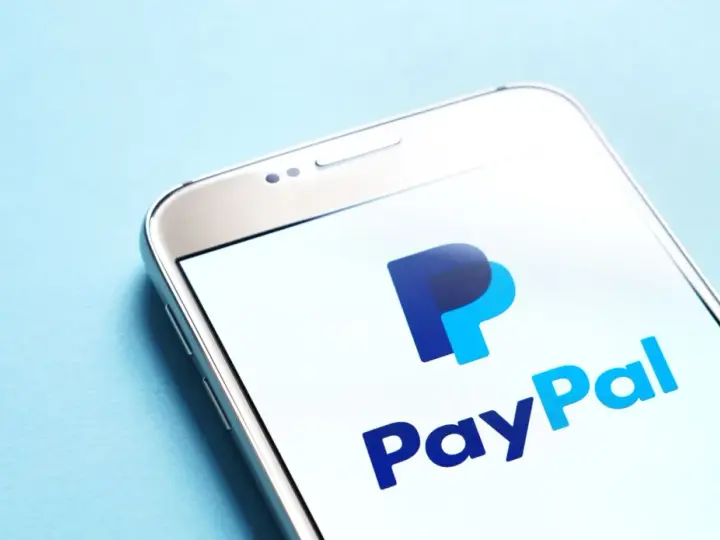 Smartfon z logo PayPal. Szybka i wygodna płatność PayPal na wyciągnięcie ręki.