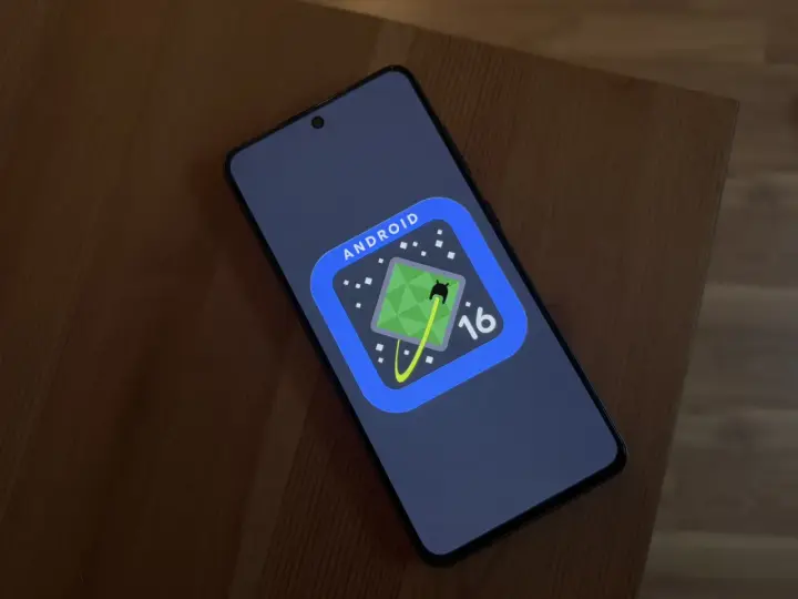 Telefon z ekranem pokazującym logo Androida 16, przypominające grę z kosmitą i rakietą. To może być zapowiedź One UI 8.