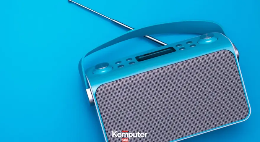 Turkusowe radio z anteną, gotowe do odbioru ulubionych stacji w jakości dab+.