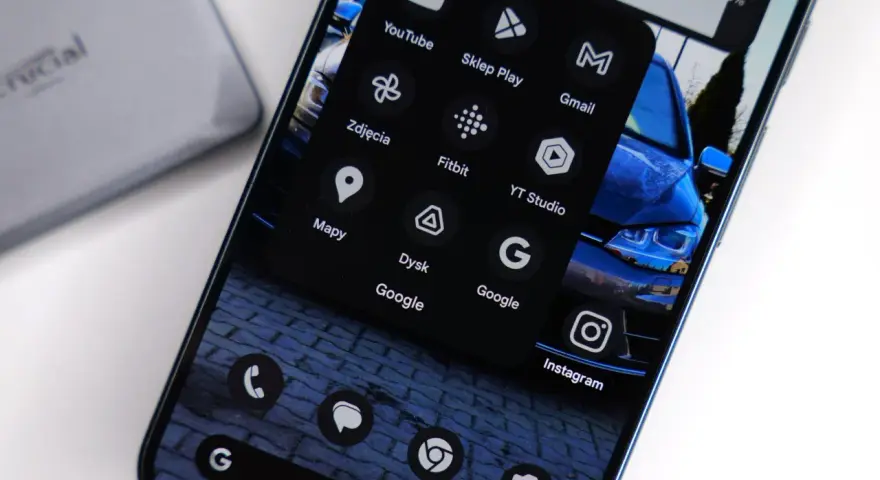 Na ekranie smartfona widać menu z ikonami aplikacji, w tym YouTube, Sklep Play, Gmail, Zdjęcia, Fitbit, Mapy, Dysk Google, Instagram. To przykład nowoczesnej sztuczna inteligencja aplikacja.