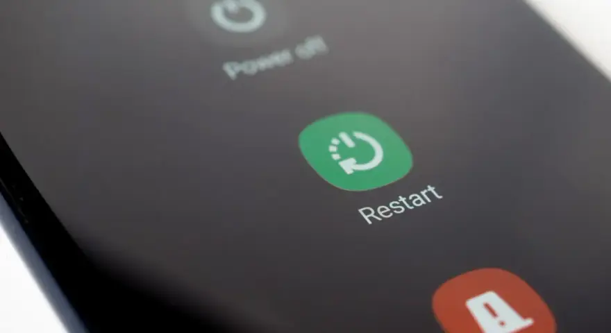 Ekran telefonu z opcją Restart. Po naciśnięciu przycisku telefon wykona reboot.