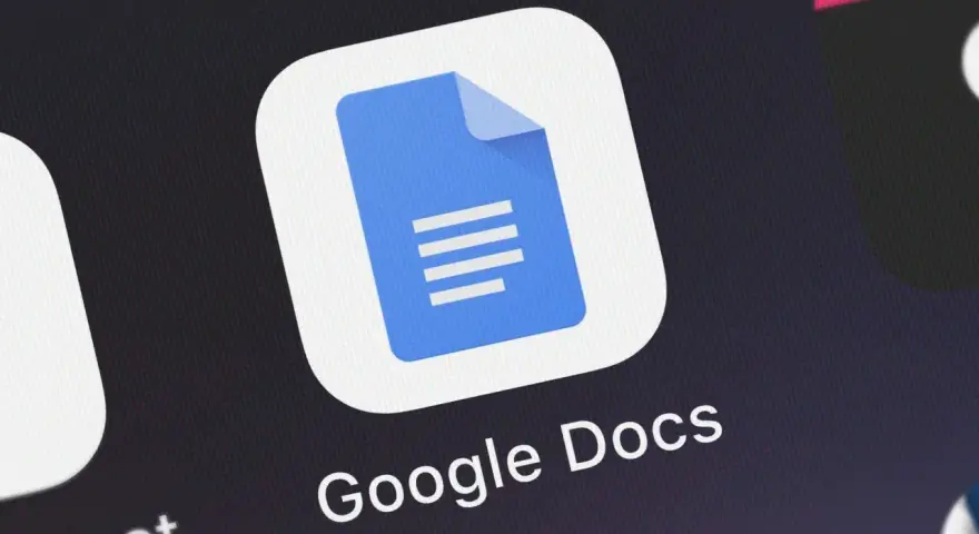 Ikona Google Docs na ekranie smartfona. To narzędzie ułatwia tworzenie i edycję dokumentów, a także stanowi ważny element kopii zapasowej Google.