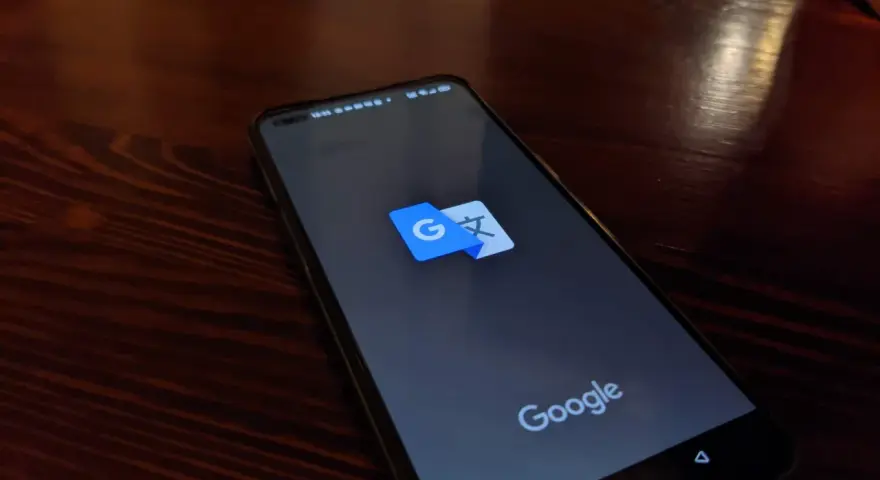Na ekranie telefonu widoczny jest symbol aplikacji Google Translator.