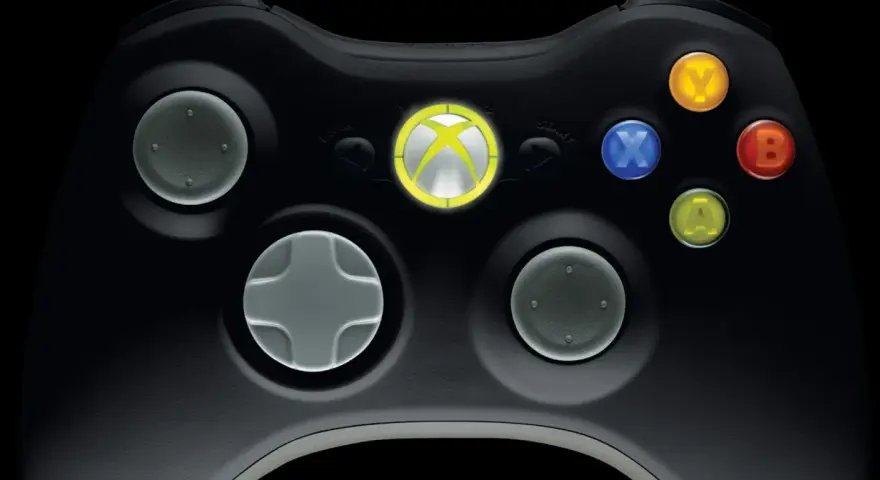 Zbliżenie na czarny kontroler Xbox 360 z podświetlonym logo Xbox i kolorowymi przyciskami.