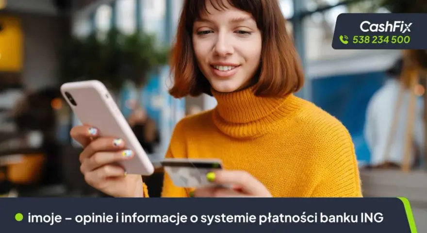 Uśmiechnięta dziewczyna z kartą płatniczą w dłoni i telefonem. imoje - opinie i informacje o systemie płatności banku ING.