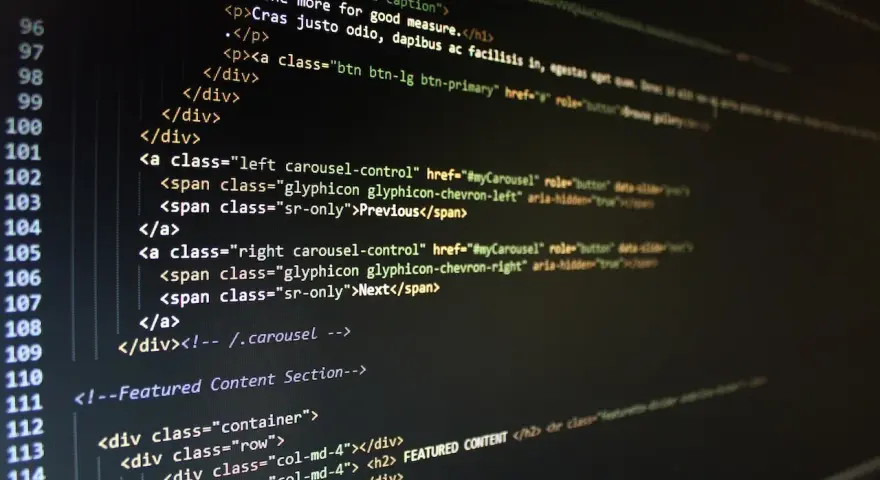Fragment kodu HTML wyświetlający strukturę strony internetowej na ciemnym tle.