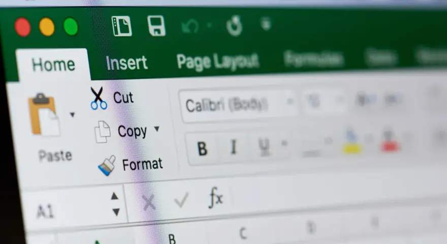 Widok ekranu Excel z opcjami edycji, takimi jak "Wytnij" i "Kopiuj", ułatwiającymi blokowanie komórek Excel.