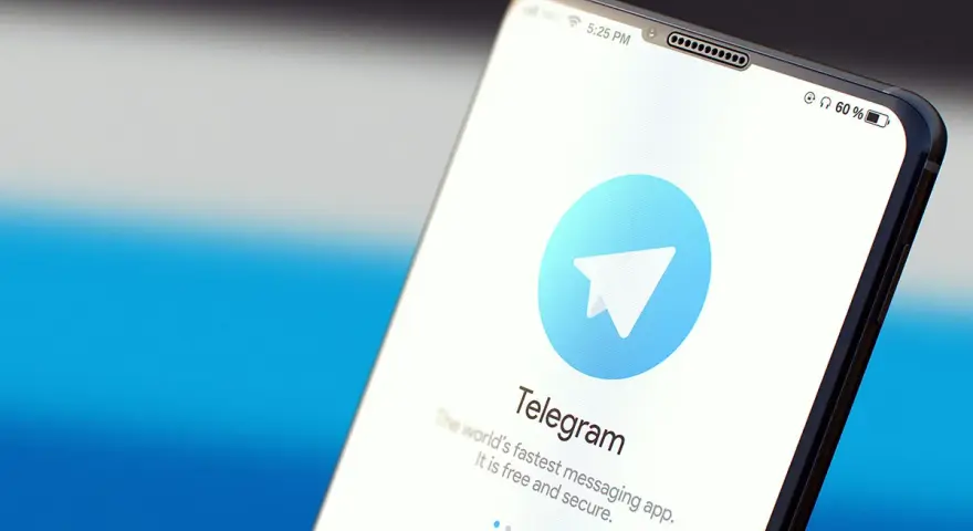 Ekran smartfona z logo Telegram i napisem "The world's fastest messaging app. It is free and secure." - czy telegram jest bezpieczny?