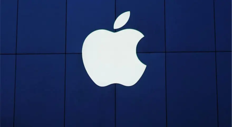 Białe logo Apple na granatowym tle. Symbolizuje wolność wyboru i innowacje w świecie technologii.
