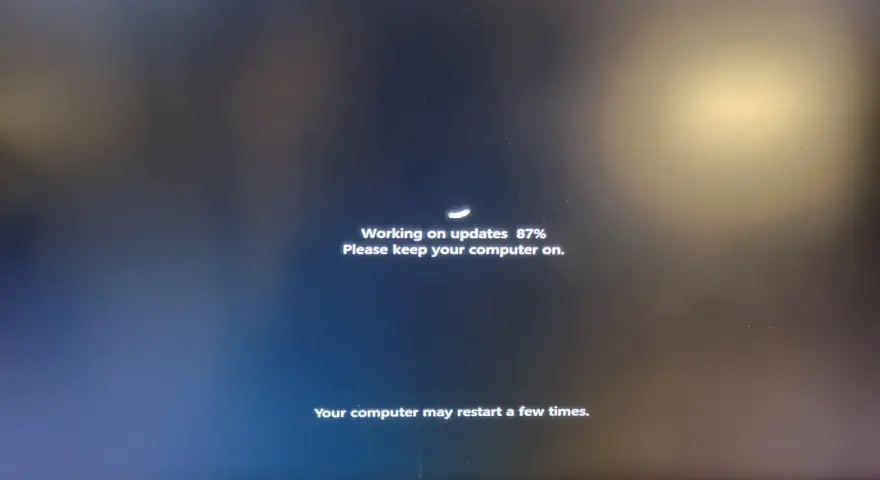 Komputer instaluje aktualizacje Windows 10 ESU. Postęp 87%. Proszę nie wyłączać komputera.