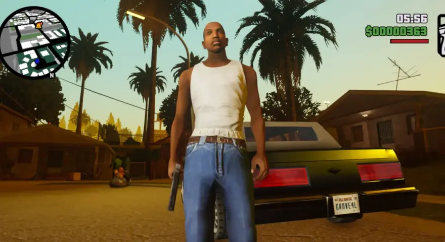 Postać z GTA San Andreas w białej koszulce i niebieskich jeansach, z pistoletem w ręku, na tle dzielnicy mieszkalnej.