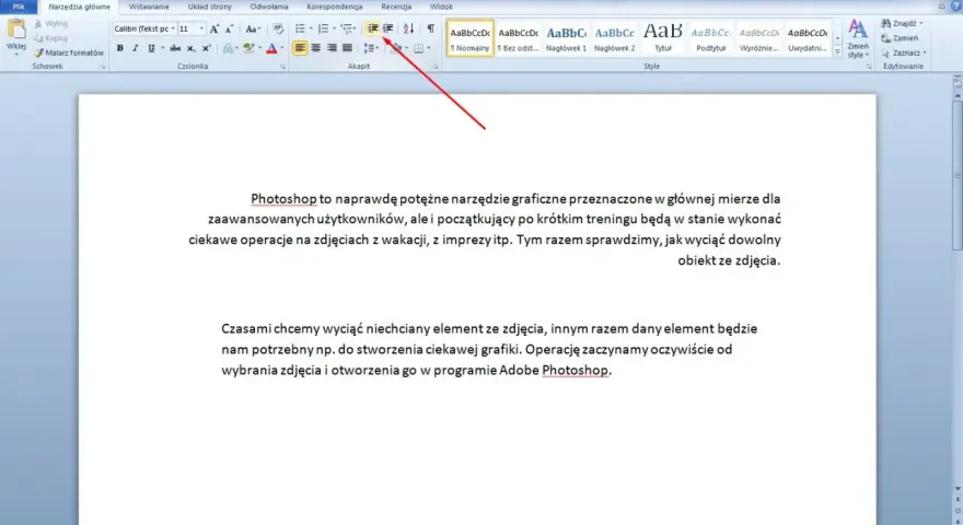 Jak zrobić akapit w Wordzie? Wskazówka na pasku narzędzi pokazuje opcje formatowania tekstu, w tym wyrównanie i interlinia.
