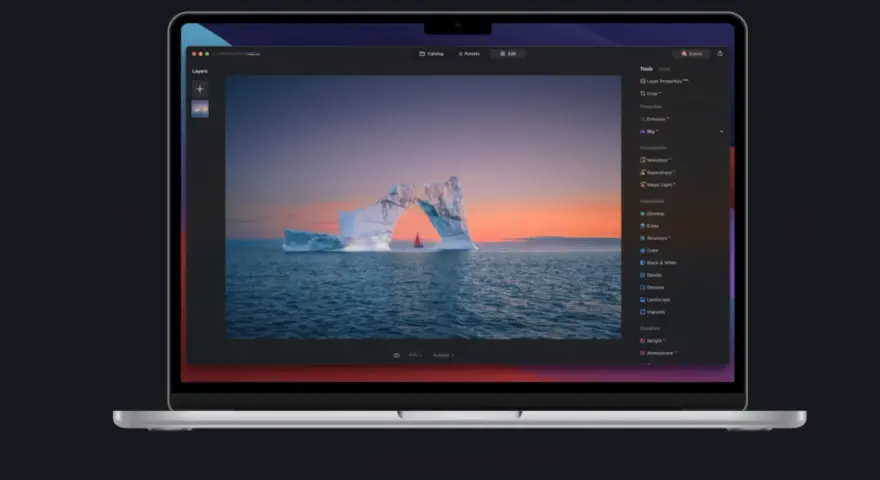 Edycja zdjęcia lodowca z żaglówką w programie Luminar Neo. Widok ekranu laptopa z interfejsem programu.