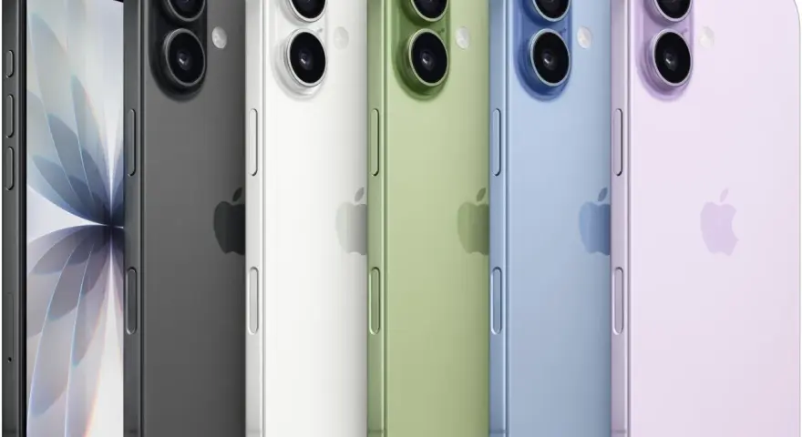 Pięć smartfonów w różnych kolorach: czarnym, białym, zielonym, niebieskim i fioletowym. Zbliżenie na tył telefonów, gdzie widoczne są aparaty i logo Apple. Wymiary iPhone 17 mogą być podobne do tych modeli.