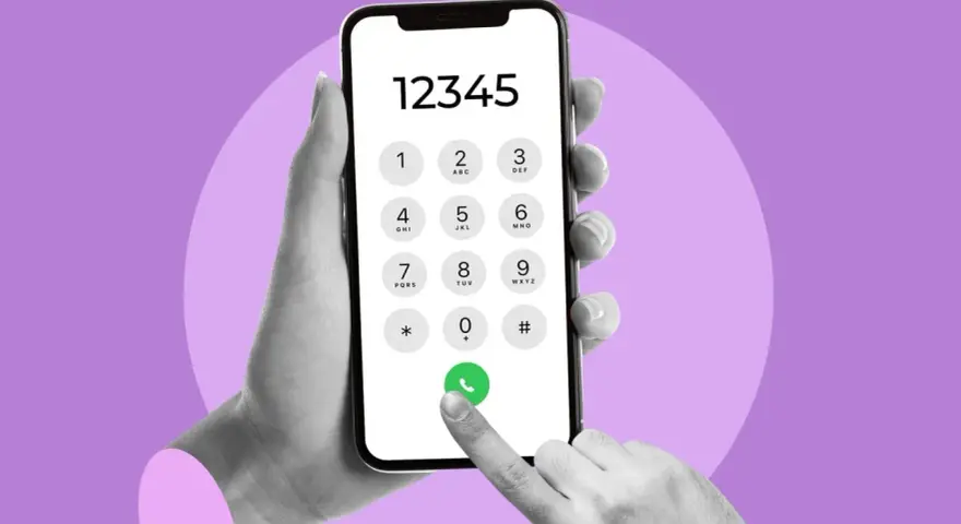 Dłoń trzyma smartfon z klawiaturą numeryczną. Palec naciska zieloną słuchawkę. Dowiedz się, jak sprawdzić swój numer.