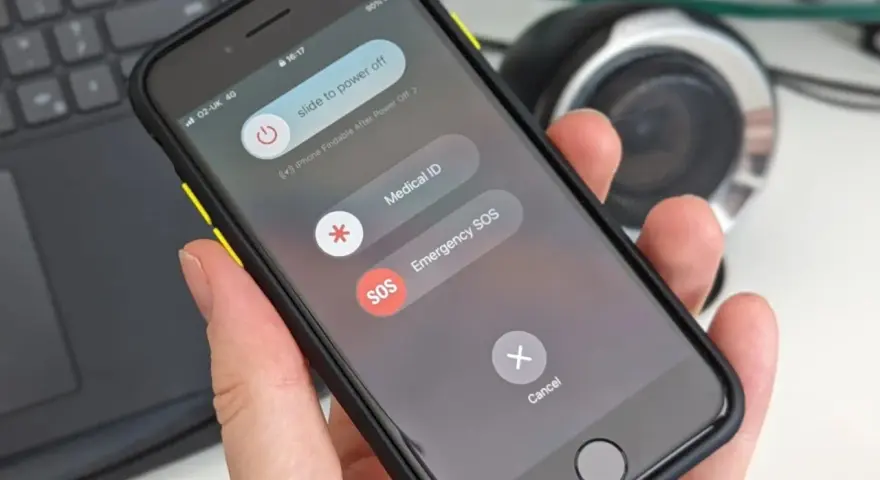 Ekran iPhone'a pokazuje opcje wyłączenia: "slide to power off", "Medical ID" i "Emergency SOS". Dowiedz się, jak wylaczyc iPhone.