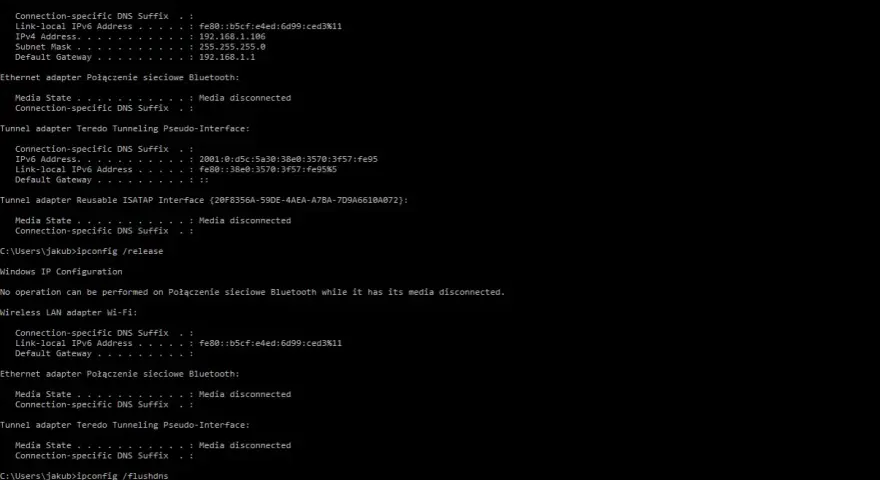 Wyniki polecenia ipconfig pokazują konfigurację sieciową, w tym adresy IP i bramy domyślne dla adaptera Wi-Fi.