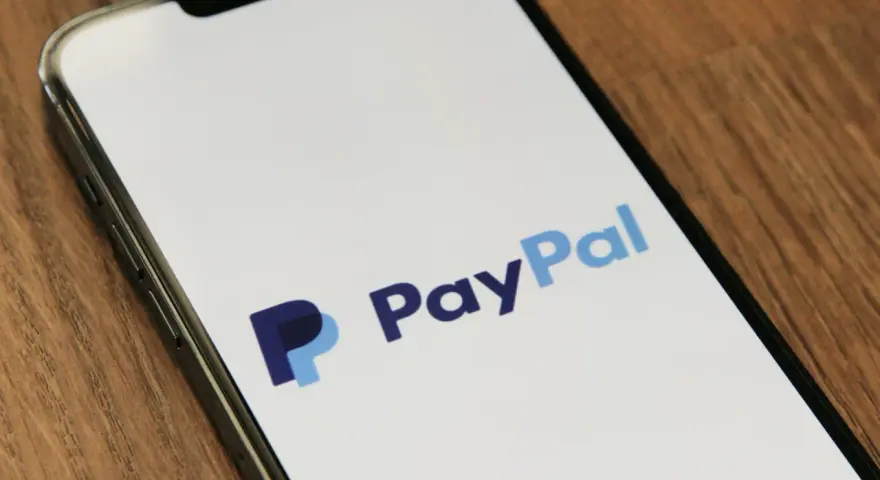 Ekran smartfona z logo PayPal. To popularny sposób na płatności online, który ułatwia zakupy i przelewy.