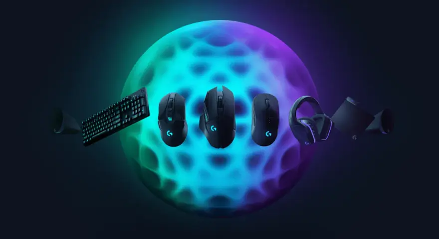 Klawiatura, myszy, słuchawki i głośniki Logitech unoszą się przed neonową kulą. Logitech gaming software pozwala na personalizację tych urządzeń.
