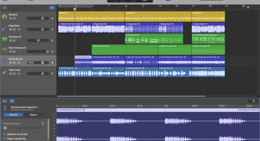 Interfejs programu GarageBand z wieloma ścieżkami audio: wokal, gitara, bas i klawisze. Widoczne fale dźwiękowe i nazwy instrumentów.