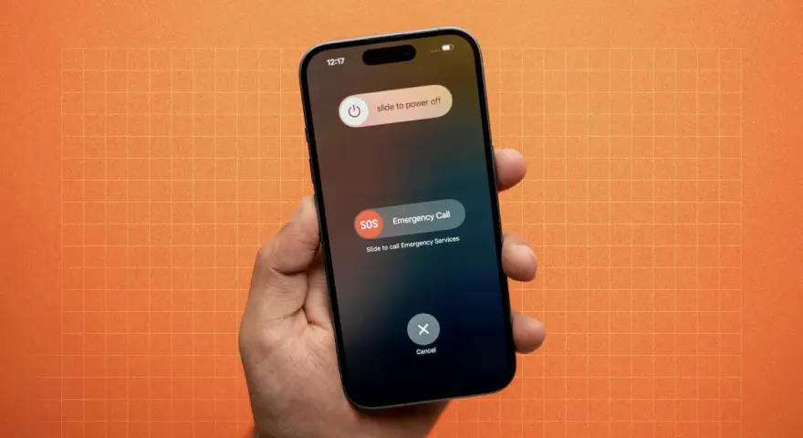 Dłoń trzyma iPhone'a z ekranem wyłączania, opcją połączenia alarmowego SOS i przyciskiem Anuluj.