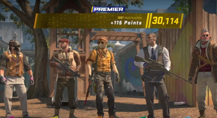 Pięciu graczy z gry Counter-Strike 2, w tym jeden z karabinem snajperskim, na tle ekranu z wynikami.