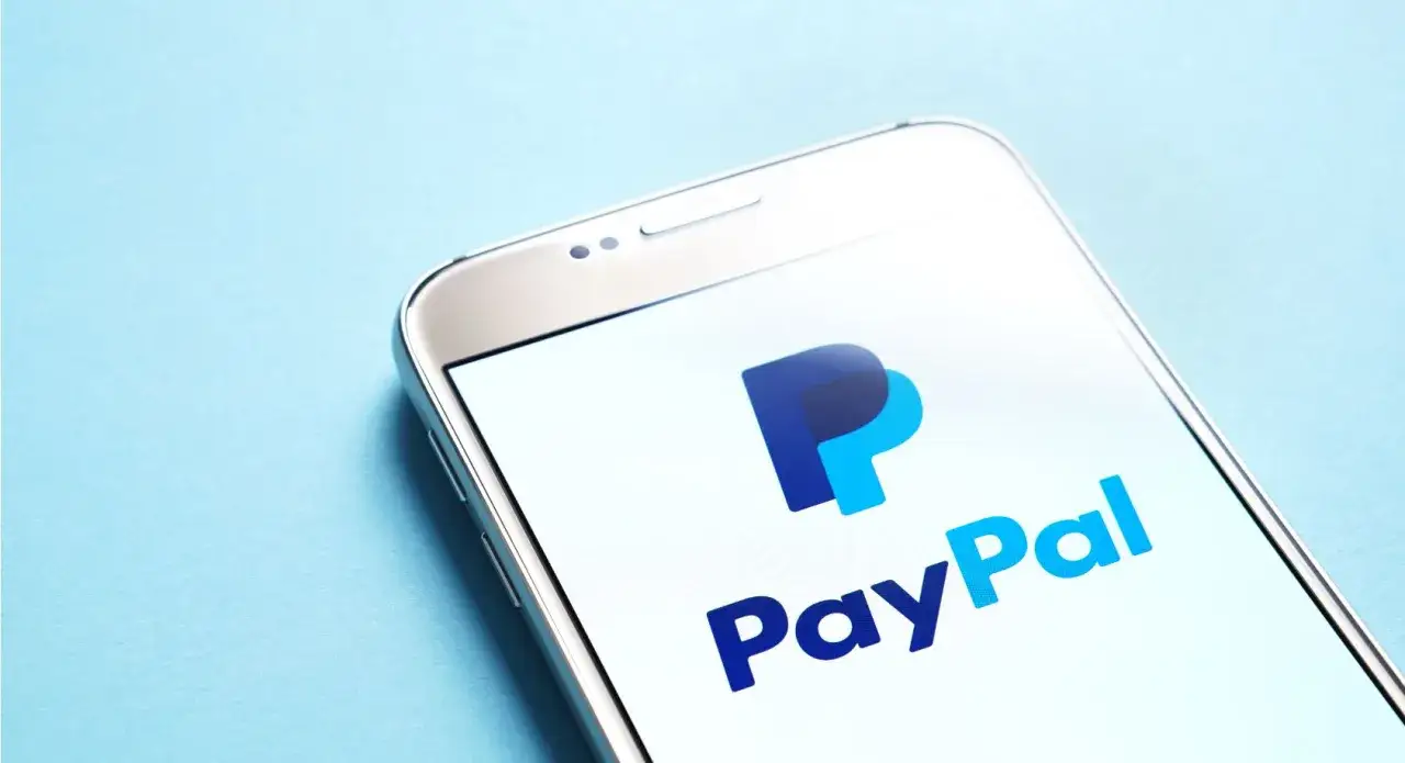 Smartfon z logo PayPal. Szybka i bezpieczna płatność PayPal na wyciągnięcie ręki.